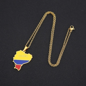 Detailansicht der goldenen Ecuador Karte Anhänger mit Flaggenfarben auf Schwarz