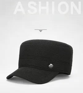Détail de la casquette d'hiver noire avec tissu de qualité et boucle métallique fashion