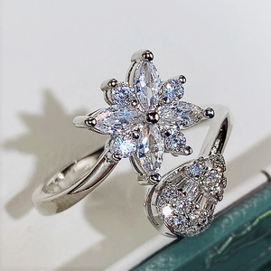 Dettaglio dell'anello a fiore in argento con zircone a goccia e pietre scintillanti