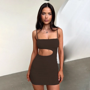Detailansicht der dunkelbraunen Rippstrickstruktur und Seitenausschnitt am Bodycon-Kleid