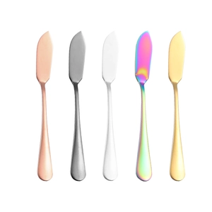 Cinq couteaux à beurre en acier inoxydable aux finitions or rose, argent et arc-en-ciel