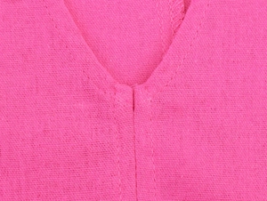Détail de l'encolure en V d'une chemise rose fuchsia en mélange de coton et lin texturé