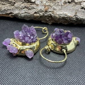 Nahaufnahme von natürlichen Amethyst-Druzy-Ohrringen mit polierter 14K Goldbeschichtung