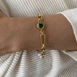 Gold stainless steel chain bracelet with green heart gemstone and white pearl charms