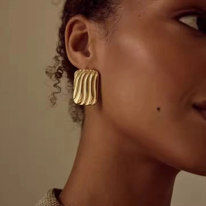 Boucles D'oreilles Puces En Acier Inoxydable À Texture Ondulée Pour Femmes Plqué Or 18K Rectangulaires Élégantes