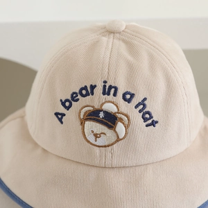 Chapeau bob en velours côtelé beige pour enfant avec broderie ours et bordure bleue stylée