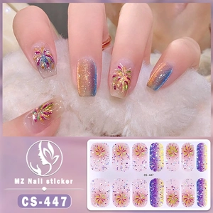 Dettaglio degli adesivi per unghie viola con glitter dorati e design a fiori