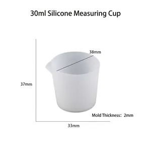 30ml Silikon-Messbecher mit klarer Skala und Ausgießer auf weißem Hintergrund