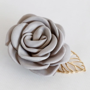 Boutonnière rose en soie gris argenté élégante avec détail de feuille en métal doré