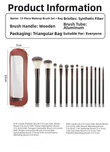 Detailoverzicht van 13 koffiekleurige make-up kwasten met maten en leren etui