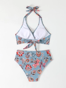 Dettaglio del bikini a balze con scollo a V e stampa floreale vintage a vita alta