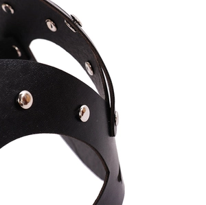 Macro di una maschera da coniglio in pelle punk con borchie rotonde in metallo argento