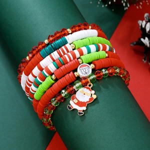 Détail de bracelets de Noël avec breloque Père Noël, perles Heishi et cristaux facettés