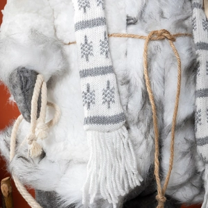 Père Noël en peluche blanche de style nordique avec écharpe tricotée et détails en chanvre