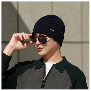 Détail de la maille du bonnet bleu marine avec étiquette tissée NY&JA sur le revers