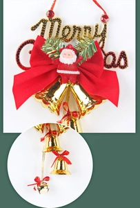 Dettaglio della scritta Merry Christmas con Babbo Natale e campane dorate decorative