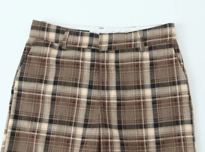 Détail du pantalon à carreaux avec motif Prince de Galles marron et texture tissée
