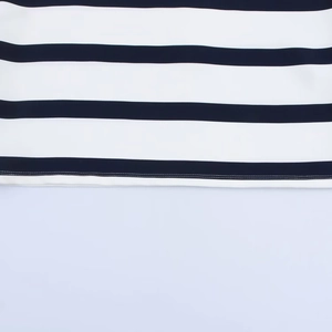 Détail de l'ourlet à rayures bleues et blanches avec une finition couture à double aiguille