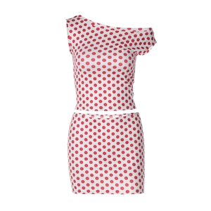 Détails du motif à pois rouges sur le haut asymétrique et la mini-jupe moulante