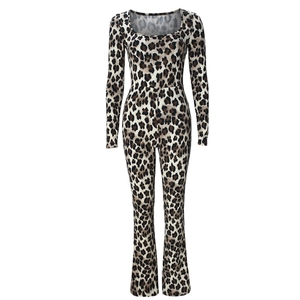 Detail eines schmal geschnittenen langärmeligen Jumpsuits mit Leopardenmuster und Rundhals