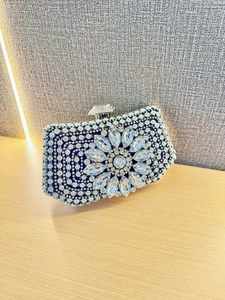 Detail van luxe avondclutch met sprankelende kristallen en bloemrijk strass-ontwerp