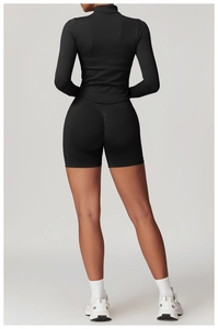 Détail du short de sport noir sans couture et du haut à manches longues avec effet push-up