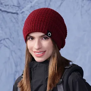 Bonnet en maille rouge foncé avec protection d'oreilles pour femme, idéal pour l'hiver