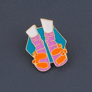 Spilla in smalto cartoon con gambe, calze viola e sandali arancioni su fondo blu esagono