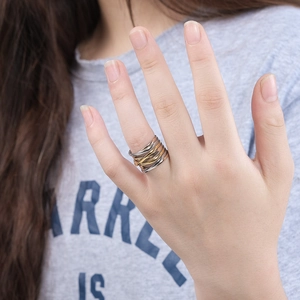 Anillo trenzado chic de acero de titanio en oro de 18K y plata para mujer de cerca
