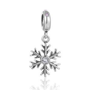 Makroaufnahme von Silber Schneeflocken Anhänger mit Zirkonia und lila Akzentsteinen