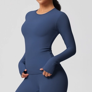Détail du haut de sport bleu marine avec passe-pouces pour le fitness et le yoga
