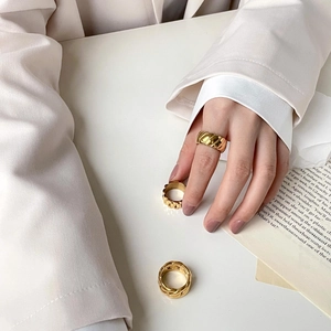 Details von drei goldfarbenen Gliederketten-Ringen mit glänzend polierter Oberfläche