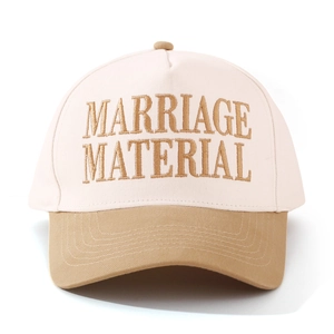 Detail der 'MARRIAGE MATERIAL' Bestickung auf der zweifarbigen Baumwoll-Baseballkappe