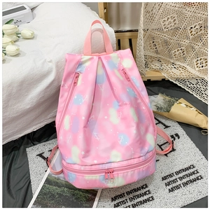 Detailaufnahme des rosa Rucksacks mit Sternenmuster, wasserdichtem Stoff und Nassfach-Trennung