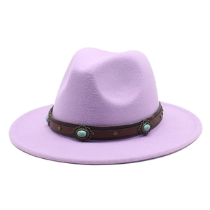 Chapeau fedora en laine violette avec ceinture en cuir, turquoises et clous vintage