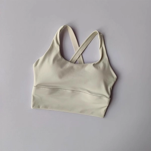 Détail des bretelles croisées et de la large bande de ce soutien-gorge de sport blanc