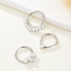 Détails de piercings nez gouttes en argent S925 avec zircons blancs sur fond texturé