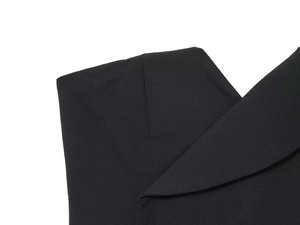Gros plan du décolleté bustier noir montrant les détails de la texture du tissu