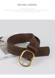 Gros plan sur la ceinture en daim marron avec boucle ovale dorée et double couture
