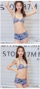 Detail von blauem Denim-Halter-Top und passenden Hotpants mit ausgefranstem Saum
