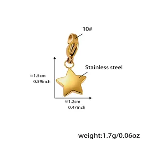 Detailansicht eines goldenen Sternanhängers aus Edelstahl mit Maßen und Karabinerverschluss