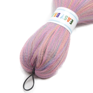 Gros plan sur l'extension de cheveux synthétiques EZ braid ombré multicolore de 26 pouces