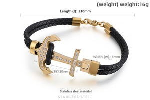 Détail du bracelet en cuir montrant l'ancre dorée de 39x28mm ornée de cristaux