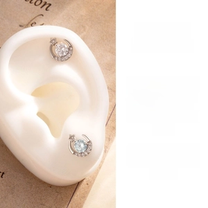 Detail von Mond- und Sternstecker mit Zirkonia am Modellohr für Ohrenknochenpiercing