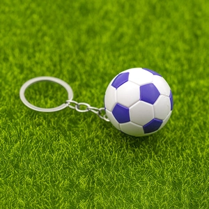 Mini porte-clés de football blanc et violet sur gazon pour décoration de cadeau