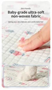 Détail du tissu non tissé doux pour bébé sur un tapis absorbant matelassé pour animaux