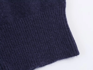 Gros plan sur le tissu tricoté bleu marine avec texture de poignets côtelés
