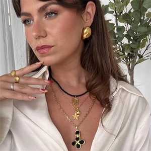 Set di collane boho in acciaio inossidabile dorato con ciondoli a conchiglia e fiori neri