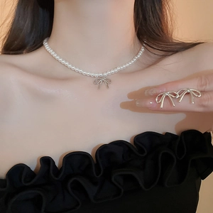 Ensemble collier choker en perles avec pendentif nœud argenté et boucles d'oreilles