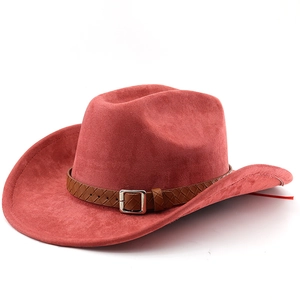 Détail d'un chapeau de cowboy rouge brique avec bande tressée marron et boucle en métal